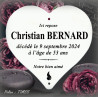 Cœur funéraire personnalisé en émail blanc sans filet – Police de caractères classique Times New Roman.