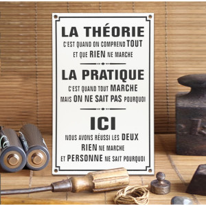Grande plaque décorative en acier émaillé avec texte humoristique sur la théorie, la pratique et le chaos en atelier.