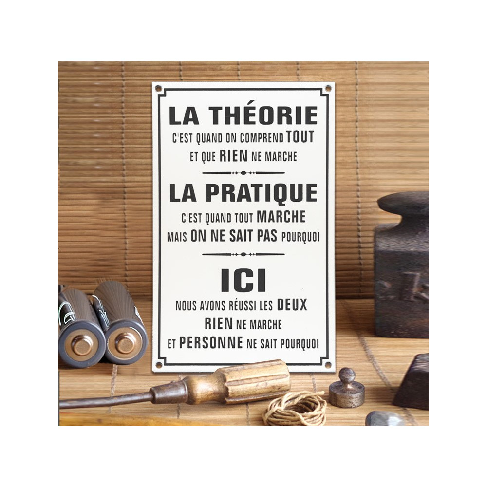 Grande plaque décorative en acier émaillé avec texte humoristique sur la théorie, la pratique et le chaos en atelier.