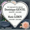 Coeur funéraire en email blanc personnalisé avec 6 lignes de texte en police de caractères Garamond