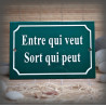 Plaque émaillée verte "Entre qui veut Sort qui peut"