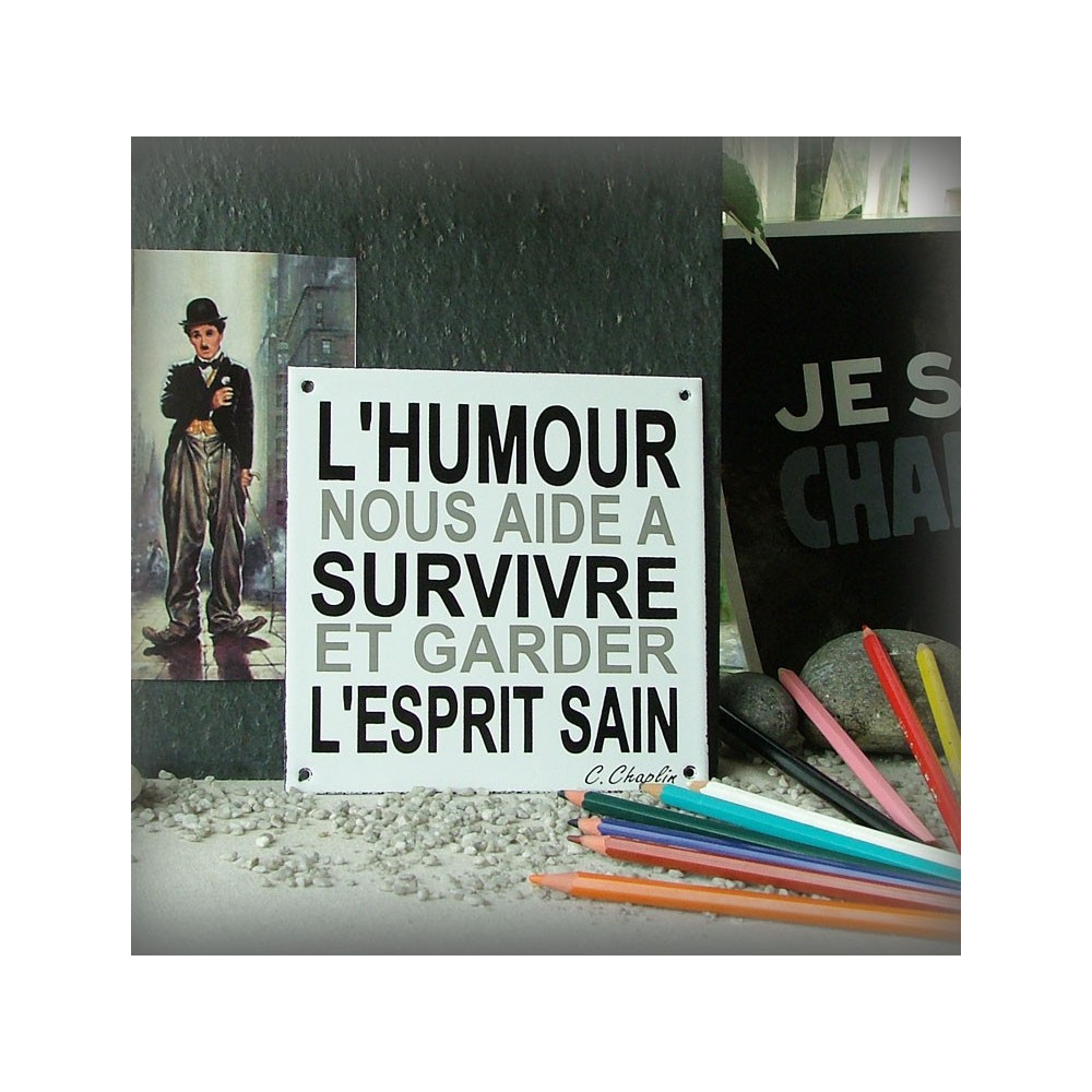 Plaque émaillée "L'humour nous aide à survivre"