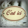 plaque ovale émaillée ivoire texte marron double filet : C'est Ici