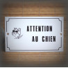 Plaque émaillée blanche "Attention Chien" chien avec lunettes