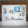Plaque maison émaillée décor Volets bleus et rosier 