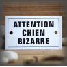 Plaque émaillée 10x6cm "Attention chien bizarre" avec filet