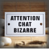 Plaque émaillée 10x6cm "Attention Chat Bizarre" avec filet