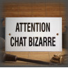 Plaque émaillée blanche "Attention Chats Bizarre"