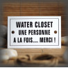 Plaque émaillée 10x6cm "Water closet une personne à la fois merci" avec filet