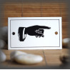 Plaque émaillée 10x6cm "Main à droite" avec filet