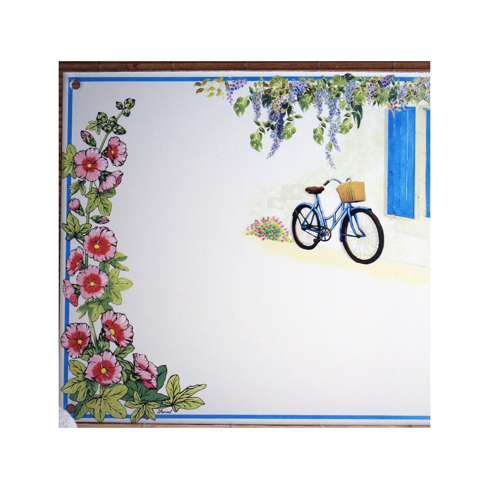 Zoom sur le décor Volets bleus avec ses roses trémières