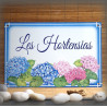 Plaque de Maison émail blanc décor Hortensias texte en police great vibes