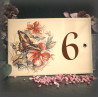 Numéro décor papillon rose sur fond émail ivoire