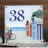 Numéro de rue émaillé décor Cabines rouges et bleues 15x15cm